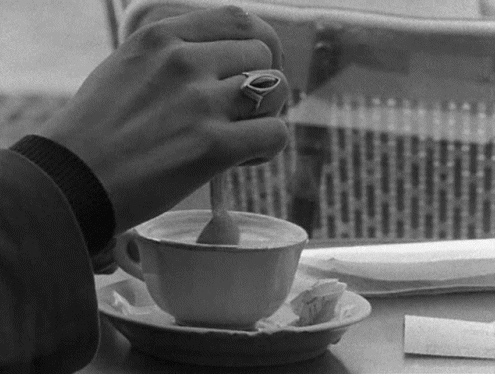 Пью чай с ложкой в кружке. Кофе гифка. Пьет кофе гифка. Гифки пить кофе. Гиф кофе руки.