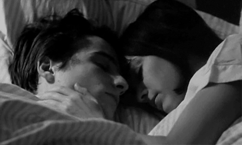 Утром целовать мужчину. Объятия в постели. Нежно обнимает в постели. Поцелуи в кровати. Сладкий поцелуй в кровати.