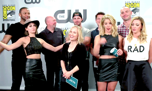 katie cassidy and stephen amell gif
