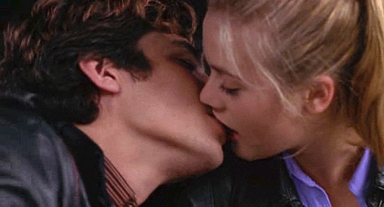 Враги целуются жадно 2. Алисия Сильверстоун поцелуй. Бенисио дель Торо и Алисия Сильверстоун поцелуй. Долгий французский поцелуй. Долгий поцелуй с языком.