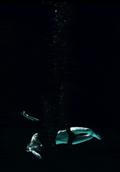 Антея Гамильтон ныряльщицы. Девушка тонет. Тонущий человек. Девушка под водой. Тонущая в темноте