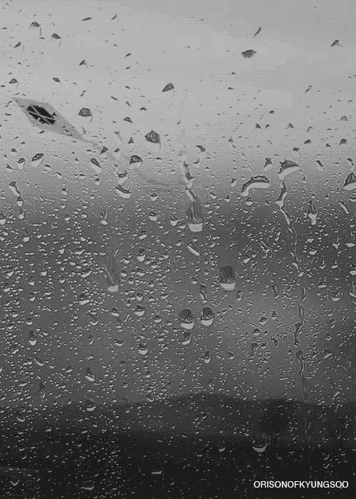 Капля грусти. Капли дождя на стекле. Дождь за окном. Окно с каплями дождя. Дождь серость.