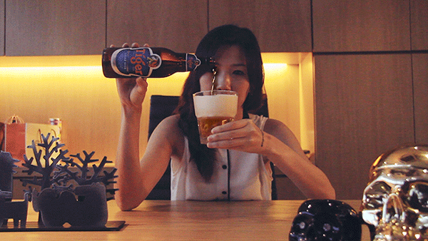 Быстро пьет пиво. Пиво gif. Девушка пьет пиво. Вкусные гифки с пивом.