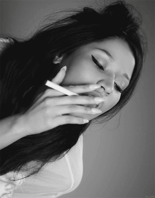 Кричать и кайфуют. Азиатка с сигаретой. Девушка курит. Брюнетка курит. Красивая брюнетка курит.