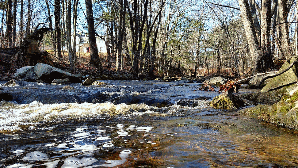 Вода бежит по мостам. Кровавый ручей Муртыгит. Щебериха река. Весенние ручьи. Река весной.