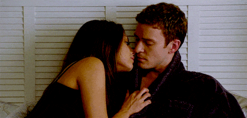 долгий поцелуй в губы. девушка целует парня гиф. резкий поцелуй. дневники вампира любовь нина гилберт. короткий поцелуй.