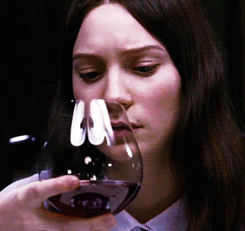 Чуть чуть вина. Девушка с бокалом вина гиф. Девушка пьет вино гиф. Женщина с бокалом гифка. Гиф пьет вино.