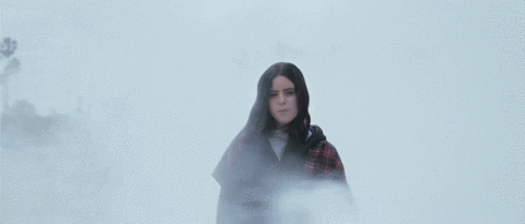 Мама голове туман. Девушка в тумане. Девушка в тумане гиф. Девушка туман gif. Девушка в тумане анимация.