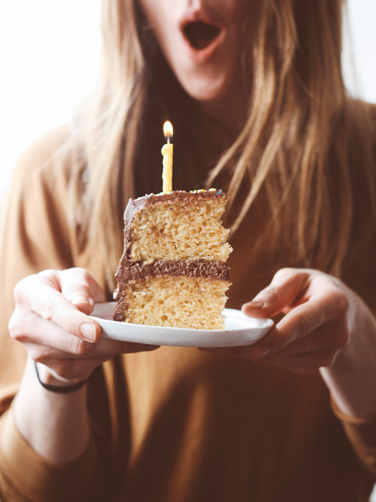 Девушка лицом в торт штырь. Торт для девушки. Кусок торта. Фотосессия на др с тортом. Красивый торт для девушки.