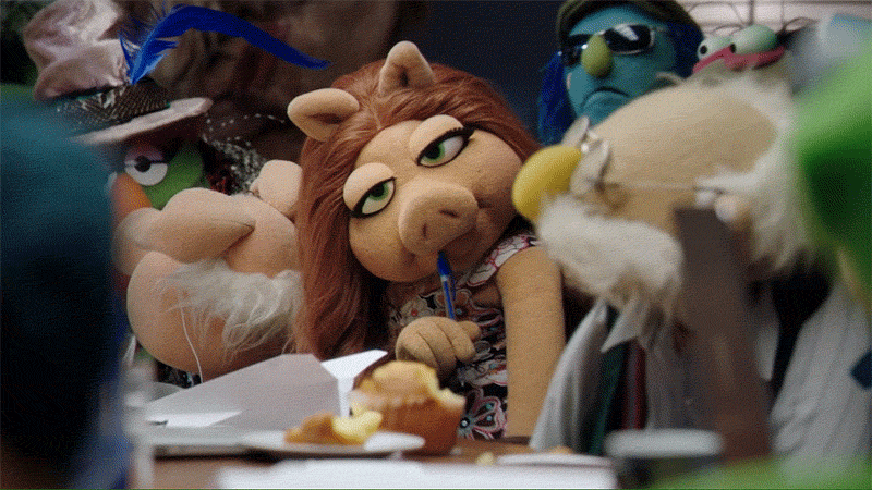 On this animated GIF: miss piggy Dimensions: 800x450 px Download GIF or sha...