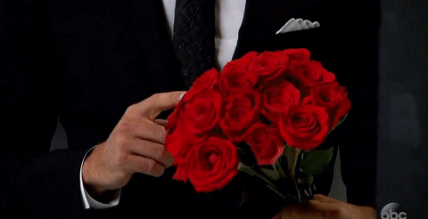 Гифка дарит цветок. Букет для мужчины. Мужчина с розой. Мужчина с цветами. Букет цветов в руках мужчины.
