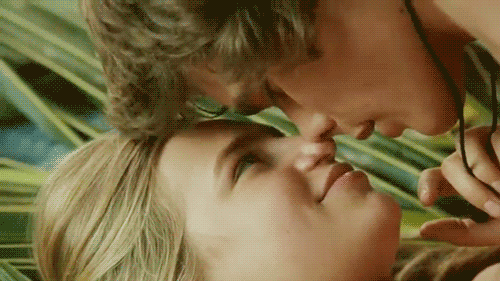 Kissing couple kiss GIF - Find on GIFER