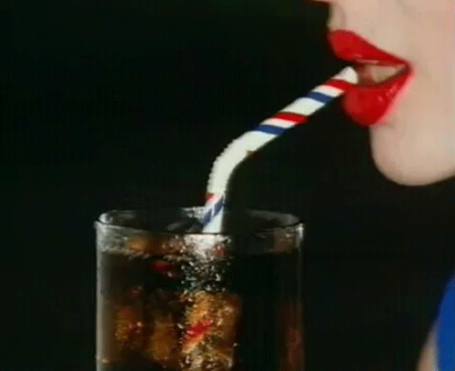 Пить и дуть. Девушка пьет из трубочки. Пьет коктейль. Девушка пьет сок из трубочки. Коктейль гиф.