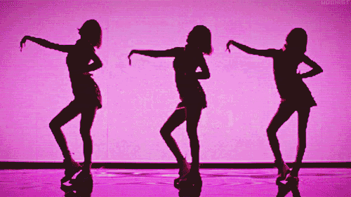 Танец жив видео. Девушка танцует. Живой танец. Движения для дискотеки. Танцы девушки дискотека.