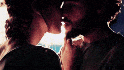 Гифки женщина целует мужчину. Гифки поцелуй. Поцелуй с бородатым мужчиной. Девушка целует парня gif. Поцелуй с бородатым мужчиной гиф.