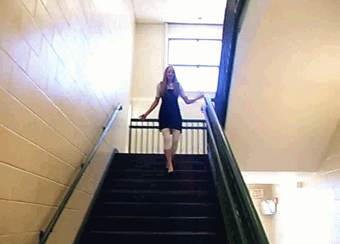 Я закрываю дверь и спускаюсь вниз. Падает с лестницы. Девушка на лестнице. Девушка спускается с лестницы. Девушка падает с лестницы.