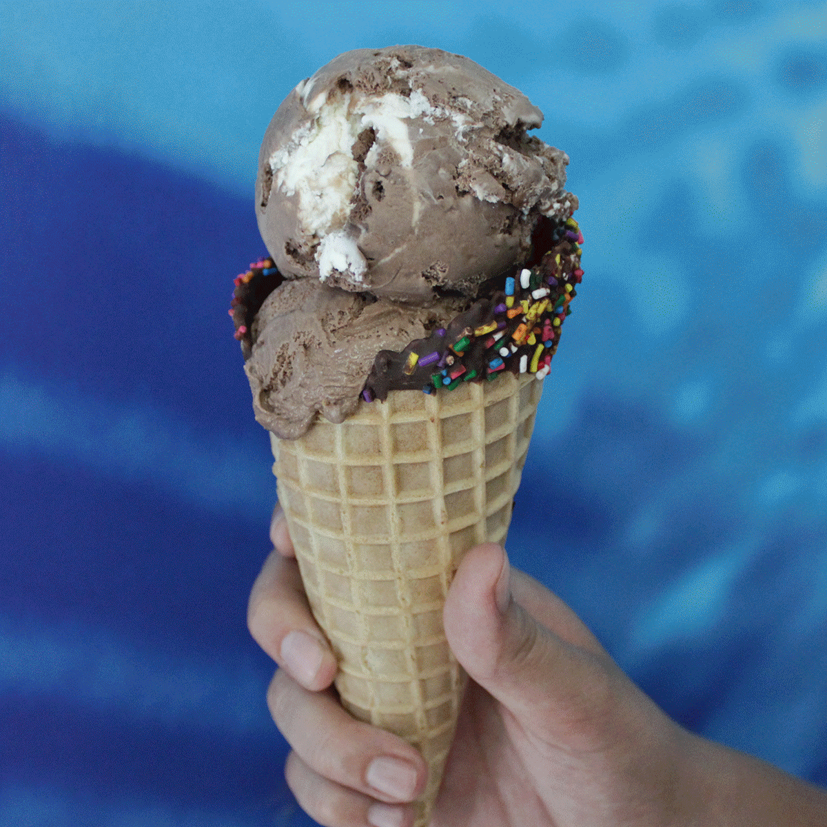 Покажи мороженка. Мороженое. Красивое мороженое. Мороженое в вафельном рожке. Шоколадное мороженое в рожке.
