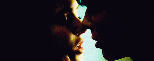 Гиф поцелую с языком. Гифки поцелуй. Страстный поцелуй с языком. Красивый поцелуй в губы гиф. Нежный поцелуй в губы гиф.
