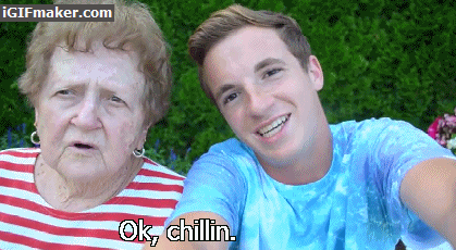 Бабушка обнимает маленькую внучку. Трогал бабушку. Бабушка с внуками соревнования. Фото молодой бабушки одевает внучку. Трогал бабушку.