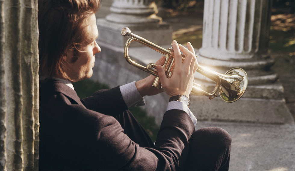 Музыка играет труба. Кевин Берг синемаграфия. Труба музыкальный инструмент гиф. Трубач музыкант играющий на трубе. Музыкальные гифки.