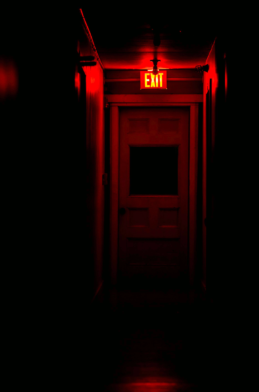 Ночью открылись двери. Дверь в темноте. Красная дверь в темноте. Красная открывающаяся дверь. Дверь в комнату ночью.