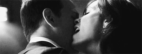 Гиф поцелую с языком. Страстный поцелуй. Долгий страстный поцелуй. Грубый поцелуй с языком. Долгий поцелуй в губы.