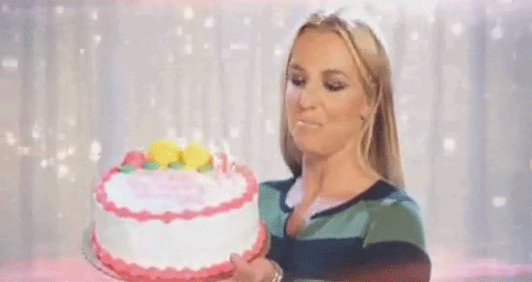 На днюхе девушку ткнули лицом в торт. Тортик гиф. Девушка в торте гиф. Торт с лицом девушки.
