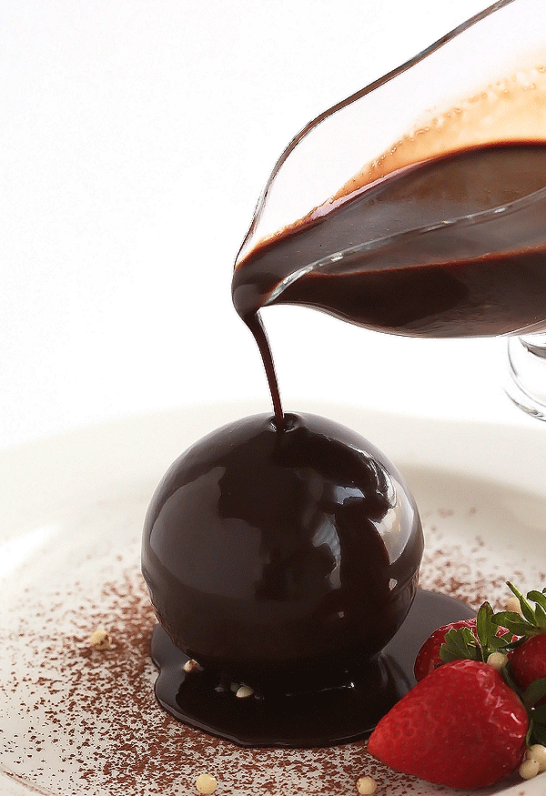 Шоколадный десерт. Подача десертов. Шикарный шоколадный десерт. Шоколадные украшения для десертов.