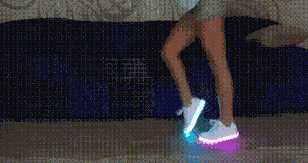 Садиться на дилдак. Кроссовки гиф. Танец в светящихся кроссовках. Девушка танцует в светящихся кроссовках. Девушка в кедах танцует.