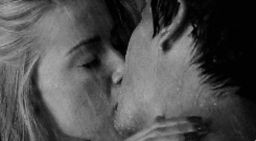 Гифки женщина целует мужчину. Эмбер Херд поцелуй. Страстный поцелуй. Нежный поцелуй гиф. Страстный поцелуй gif.