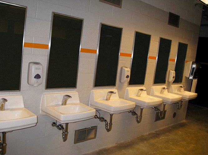 Смотря туалет школа. Туалет в школе. Туалетная комната в школе. Школьный унитаз. Современный туалет в школе.