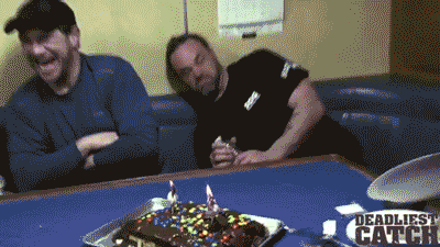 На этой анимированной гифке: день рождения, прикольно, торт с днем рождения, ...