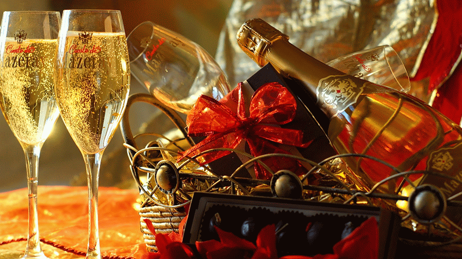 Поздравления с шампанским. Бокалы с шампанским. Шампанское в бокале. С днём рождения шампанское. Шампанское праздник.
