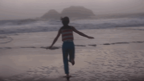 Бегу по солнцу песня. Девушка бежит. Девушка бежит к морю. Девушка убегает. Бегут по берегу.