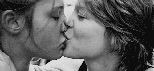 Леа Сейду поцелуй. French lesbians