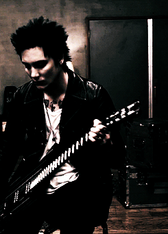 synyster gates gif on gifer by dirn