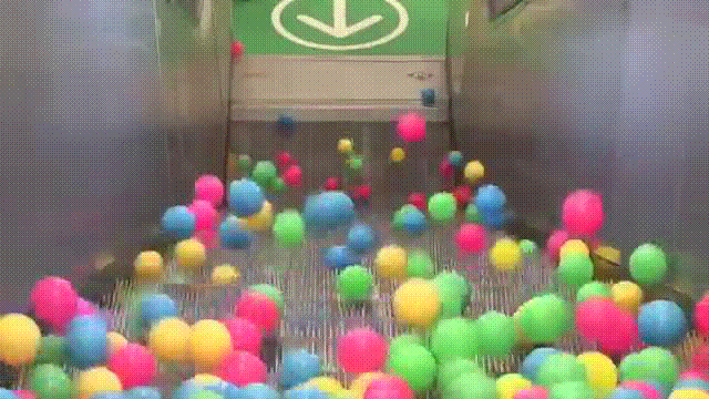 Движение шариков. Гифы с днём рождения с шарами. Торт и шарики гифка. Куча шариков анимационные. Торт с шарами гифы.