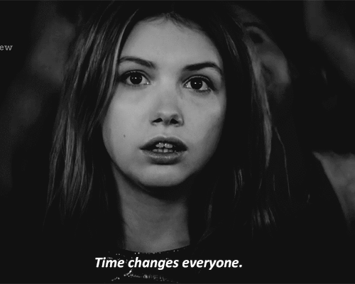 Everyone changes. Взрослая Кейси молокососы. Hannah Murray плачет. Кэсси скинс гиф. Молокососы Кейси плачет.
