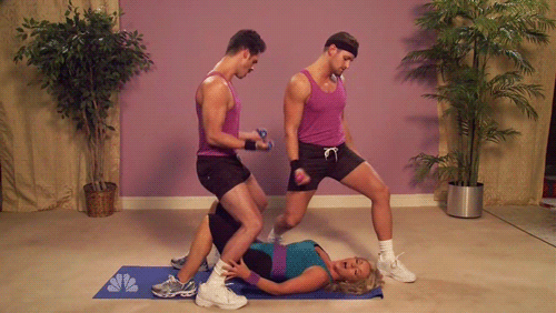 Лижет после тренировки. Тренировка гиф смешная. Гиф фитнес упражнения мужчин. Спортивные парни занимаются. Гиф , прикол , тренировка фитнес.