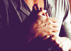 Нежные прикосновения к мужчине гиф. Нежное прикосновение рук. Девушка целует руку мужчине. Руки гиф. Нежно трогает девушку