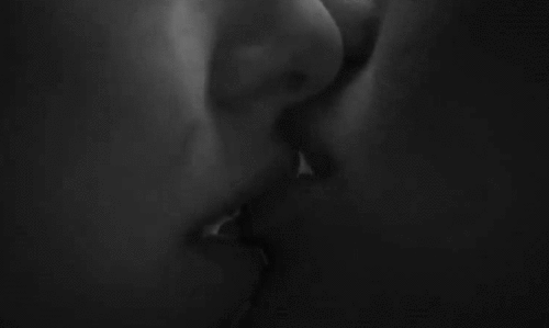 Гифка поцелуй груди. Страстный поцелуй. Нежный поцелуй с языком. Гифка поцелуй. Страстный поцелуй с языком.