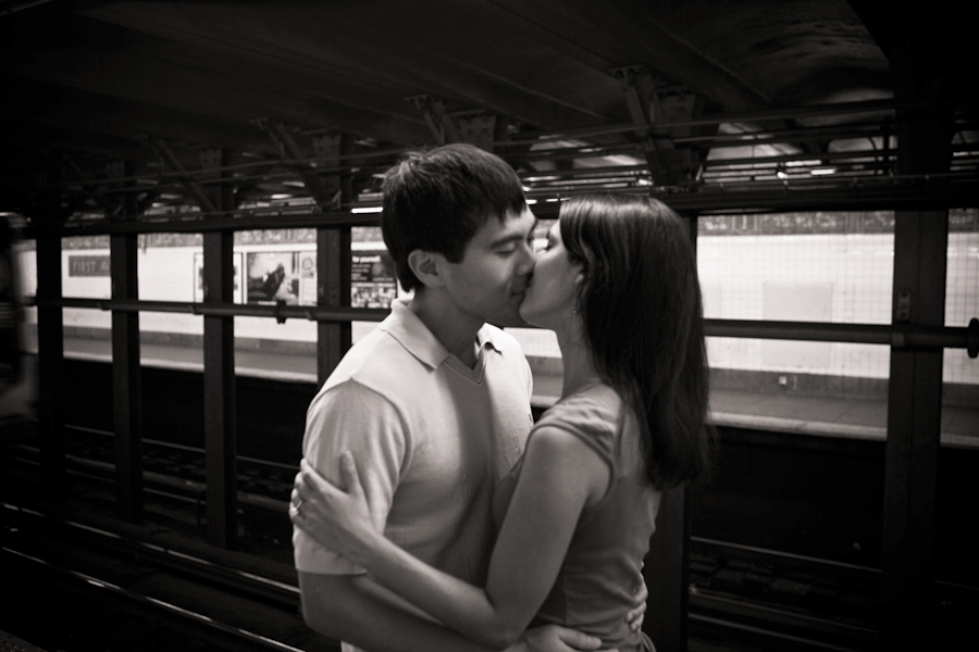 Страстные школьники. Поцелуй в метро. Любовь в метро. Влюбленные в метро. Поцелуй в поезде.