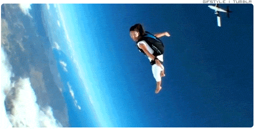 Девушка прыгает с парашютом. Человек летит. Человек парит в воздухе. Гифка прыжок с парашютом. Полетел на пол