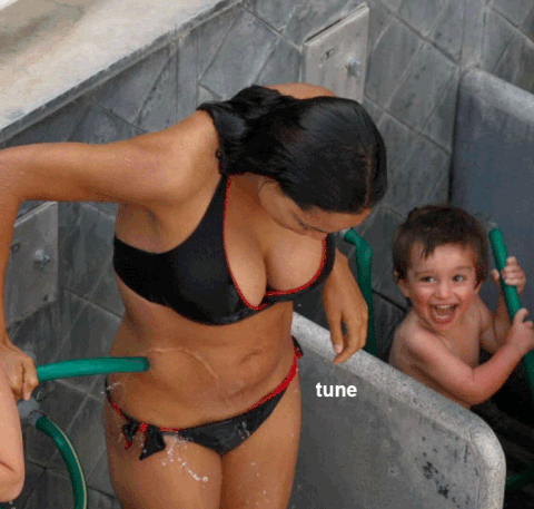 Молодые мамочки в душе. Мамаша в купальнике с сыном. Мамки в купальнике и сын. Мама купается. Сын смотрит маму мама в бани