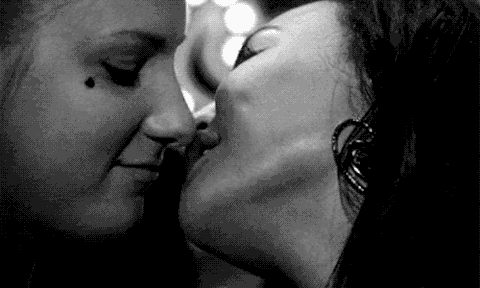 Two girls lick. Глубокий поцелуй с языком. Глубокий поцелуй с языком гиф. Лесбийский глубокий поцелуй. Глубокий поцелуй девушек.