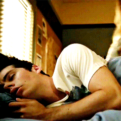 Разбудила спящего парня. Дилан о Брайен поцелуй. Стайлз и Малия обнимаются. Дилан о'Брайен в постели.