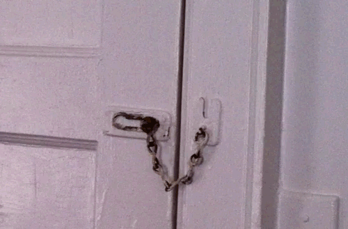 Замок навесной старинный. Навесной замок на дверь. Старый дверной замок. Дверь с навесным замком. Дверь запиравшаяся на замок.