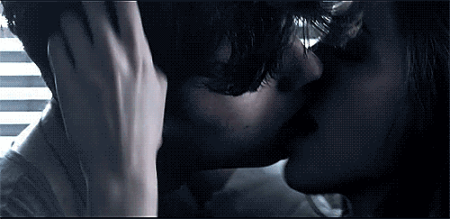 Гифки страстные мужчине. Страстные поцелуи. Нежный поцелуй. Гифы страсть. Страстные поцелуи в движении.