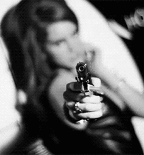 Девушка с пистолетом. Спорим она в глотку револьвер