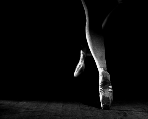 На цыпочках говорить. Цыпочки. Балерина на черном фоне. Танцовщица gif. Балерина на носочках.